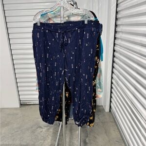 Torrid | Arrow Print Jogger Crop Pants in Navy  | size 3